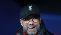 Liverpool jako Jekyll a Hyde. Šťastný Klopp po výhře rozdával fanouškům pivo