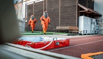 Vedle nemocnice v centru Prahy unikal čpavek, hasiči evakuovali 22 lidí