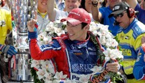 Vítěz Indy500 Sató odstartuje první, favorité tvrdě bourali. VIDEO