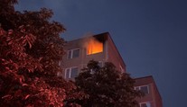 Při požáru bytu v Praze uhořel člověk. Hasiči evakuovali 35 lidí