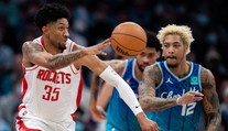 S takovou muškou je v NBA? Hvězda Rockets trefila fanynku, ta šla k zemi