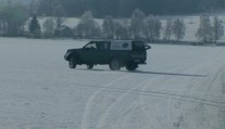 Vjezd pouze na vlastní nebezpečí: Řidiči si zkracují cestu přes zamrzlé Lipno
