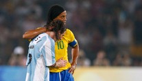 Ronaldinho v slzách. Jeho maminka zemřela na covid. Podpořil ho Messi