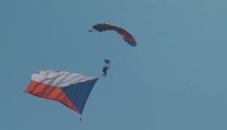 Parašutisté se po dlouhých 70 letech snesli na pražské letiště