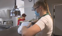 Restaurace a hospody zavřou už v osm, připraví je to o miliardu týdně