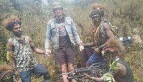 Pilot skončil v zajetí indonéských separatistů. Videa mají dokazovat, že je naživu