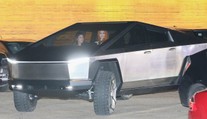 Musk si vyrazil v Cybertrucku. Odjezd z večeře se mu ale vůbec nepovedl