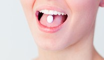 První pilulka proti covidu-19 prošla testy, snižuje riziko úmrtí až o polovinu