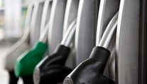 Rychlá změna ceny nafty. Za pár minut tankoval řidič o 2,40 koruny za litr navíc