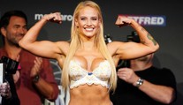 Sexy boxerka je zpátky v ringu, na trénink vzala i tříměsíčního syna