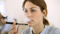 VÍTE, CO KOUŘÍTE? Náplně e-cigaret obsahují chemikálie