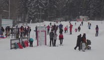Hory zažily nápor lyžařů. Parkoviště praskala ve švech, vjezdy do areálů byly plné