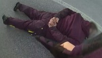 Řidič najížděl na skupinu celníků. Tvrdil, že si pletl brzdu s plynem