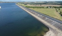 Příroda je i přes deště stále vyschlá. Stav vody v přehradách je kritický