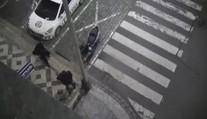 VIDEO: Skútr postavil na místo pro strážníky, chtěl s ním odjet opilý