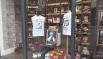 Londýn se chystá na rozloučení s panovnicí. Turisté skupují suvenýry