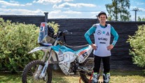 Podmol pojede na Dakar. Oznámení oslavil bláznivým trikem