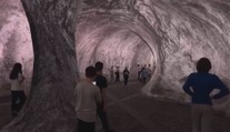 Úchvatná podívaná. Nejstarší pařížský most se proměnil v jeskyni