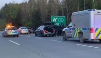 Měl zkusit zabít partnerku a po dálnici újížděl s dítětem. Policisté ho zadrželi