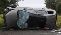 Auto při nehodě narazilo do dvou stromů, řidič srážku nepřežil