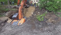 Bagr zmizel v bahně teplického rybníku! Za krátký čas již podruhé