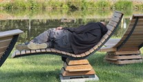 Nová relaxační zóna v Budějovicích je rájem pro bezdomovce. Město plánuje opatření