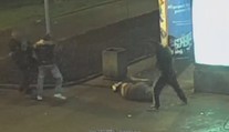 Brutální bitka v centru Prahy! Ležícího muže kopali do hlavy
