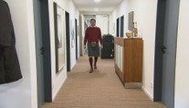 Krejčí propadl krásám Skotska. Teď šije kilty za desetitisíce korun