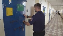 Policie vyšetřuje krádež v Turnově. Zloděj v obchodě ukradl 110 nanuků