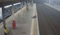 Muž lovil z kolejiště cigarety, smetl ho rychlík. Přežil zázrakem. VIDEO