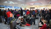 Kvůli dronům uzavřeli londýnské letiště. 110 tisíc lidí čeká na odlet