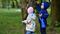 U silnice našli dvě opuštěné malé děti. Úřady rozplétají neuvěřitelný příběh