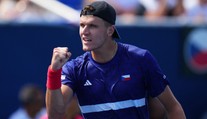 Zamilovaní jsou až po uši. Česká hvězda vzala půvabnou přítelkyni do Prahy