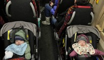 Američané zachránili dvojčata, která na Ukrajině porodila náhradní matka