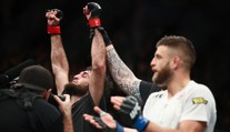 Triumf v pérové váze slaví Dagestánec Zabit, zvítězil na body