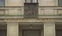 Povinné výdaje zatěžují státní kasu. Půjčujeme si na okamžitou spotřebu, říká ekonom