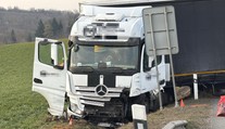 Při nehodě na Kladensku zemřeli dva lidé. Hasiči museli jejich těla vyprostit