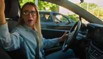 Bezpečnější silnice: Mladé řidiče by měly kontrolovat automatické systémy, radí expert