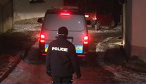 Muže ležícího na ulici zabilo auto, řidič ho nechtě odtáhl domů do dvora