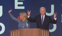 Sjezd Demokratické strany v Chicagu: Harrisovou podpořil Biden i Clintonová
