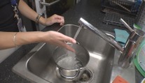 Tisíce Pražanů zůstávají bez teplé vody. Oprava horkovodu se znovu protáhla