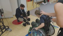 Osmiletý Adam je ochrnutý od prsou dolů. S pomocí exoskeletu opět chodí