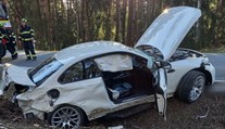 Vážná nehoda na Královéhradecku. Oba pasažéři skončili v péči lékařů