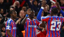 Pařba ve Florencii, fotbalisté anglického klubu slavili postup v ulicích