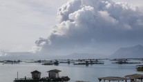 Sopka začala chrlit lávu, hrozí silná erupce! Tisíce lidí prchají z domovů