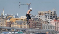 Milenecký pár létal nad řekou pověšený za vlastní kůži