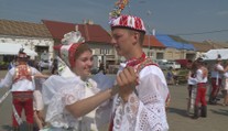 Slavnosti mezi zničenými domy. Na Moravě si užívají oblíbené hody