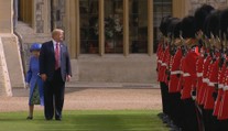 Trumpův trapas: Královně udělal něco, co nesmí ani její manžel!