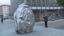 Socha v Brně vzbudila rozruch. Je to lejno stříbrného draka, tvrdí někteří
