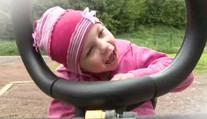 Lucinka se raduje, dostala speciální chodítko. Darovala jí ho maminka postiženého Lukáše!